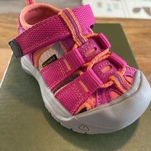 Brand New Keen Toddler Waterproof Sandals size 4